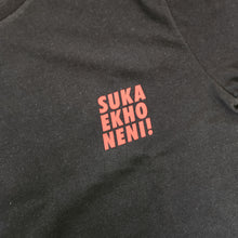 Laden Sie das Bild in den Galerie-Viewer, T-Shirt mit „Suka Emakhoneni“-Slogan