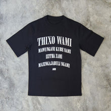 Laden Sie das Bild in den Galerie-Viewer, Übergroßes T-Shirt „Thixo Wami“
